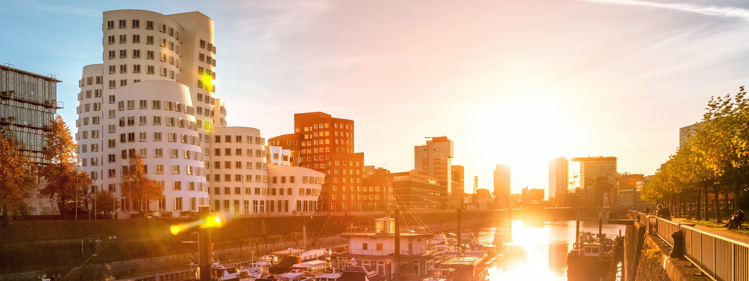 Der Hafen Düsseldorf im Gegenlicht der aufgehenden Sonne.